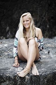 Melodie King, rising surf star